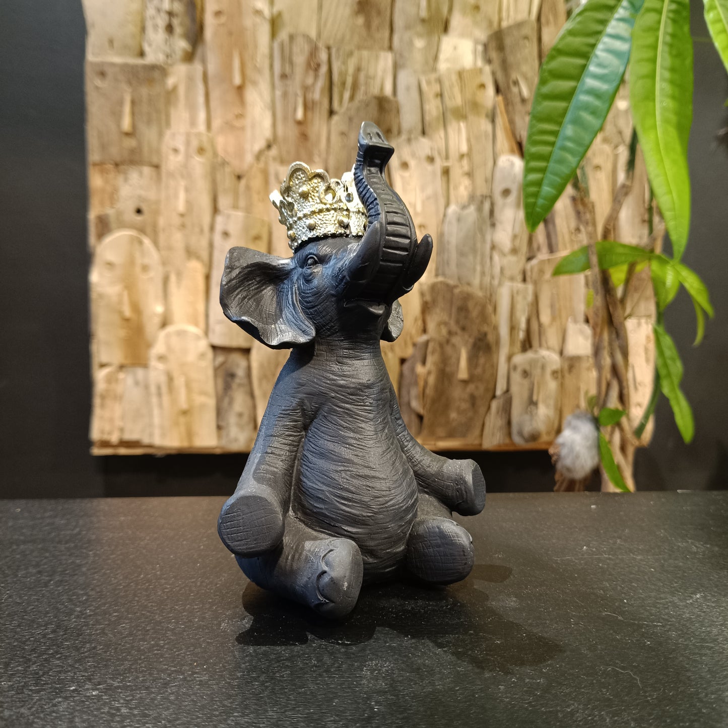 Éléphant Couronné en Résine Noire – Symbole de Sagesse & Royauté