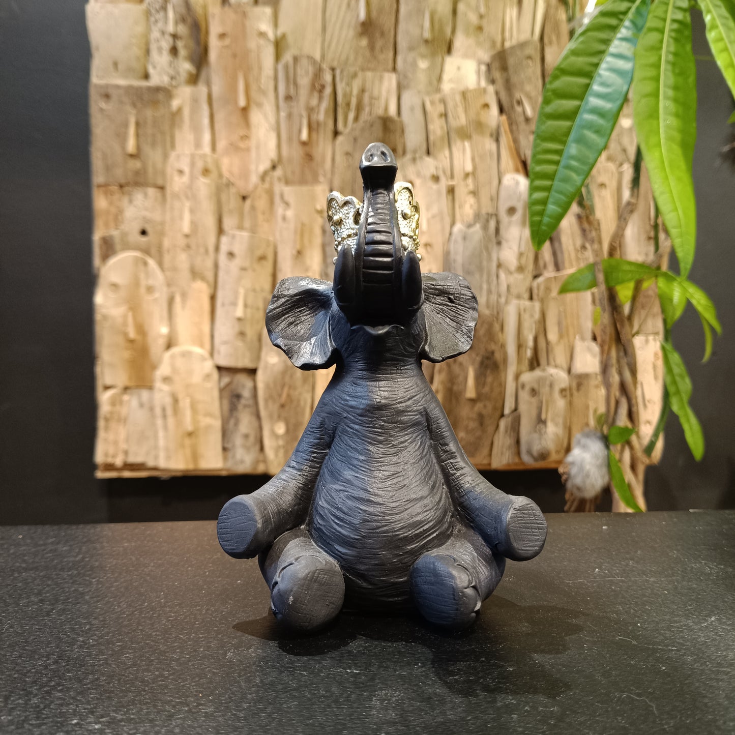 Éléphant Couronné en Résine Noire – Symbole de Sagesse & Royauté