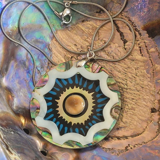Collier Nacre multicolore – Pendentif rond 4 cm, chaîne argentée inoxydable