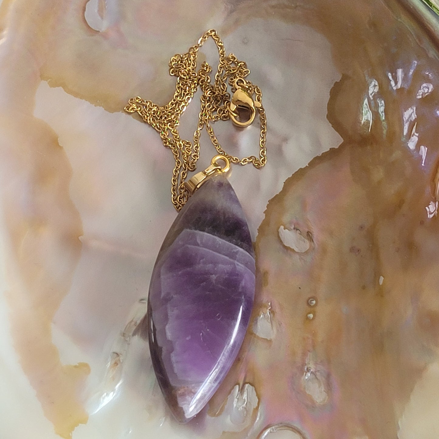 Collier Améthyste Chevron – Pendentif pierre naturelle 5 cm, chaîne dorée inoxydable