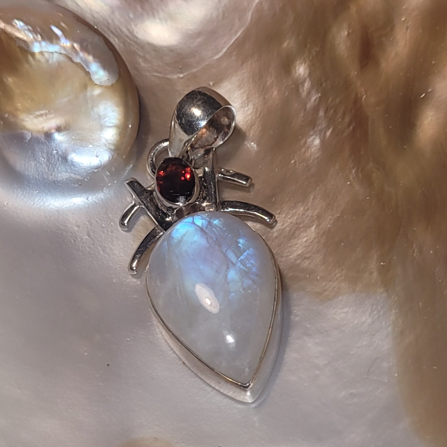 Pendentif Grenat & Pierre de Lune – Bijou énergétique