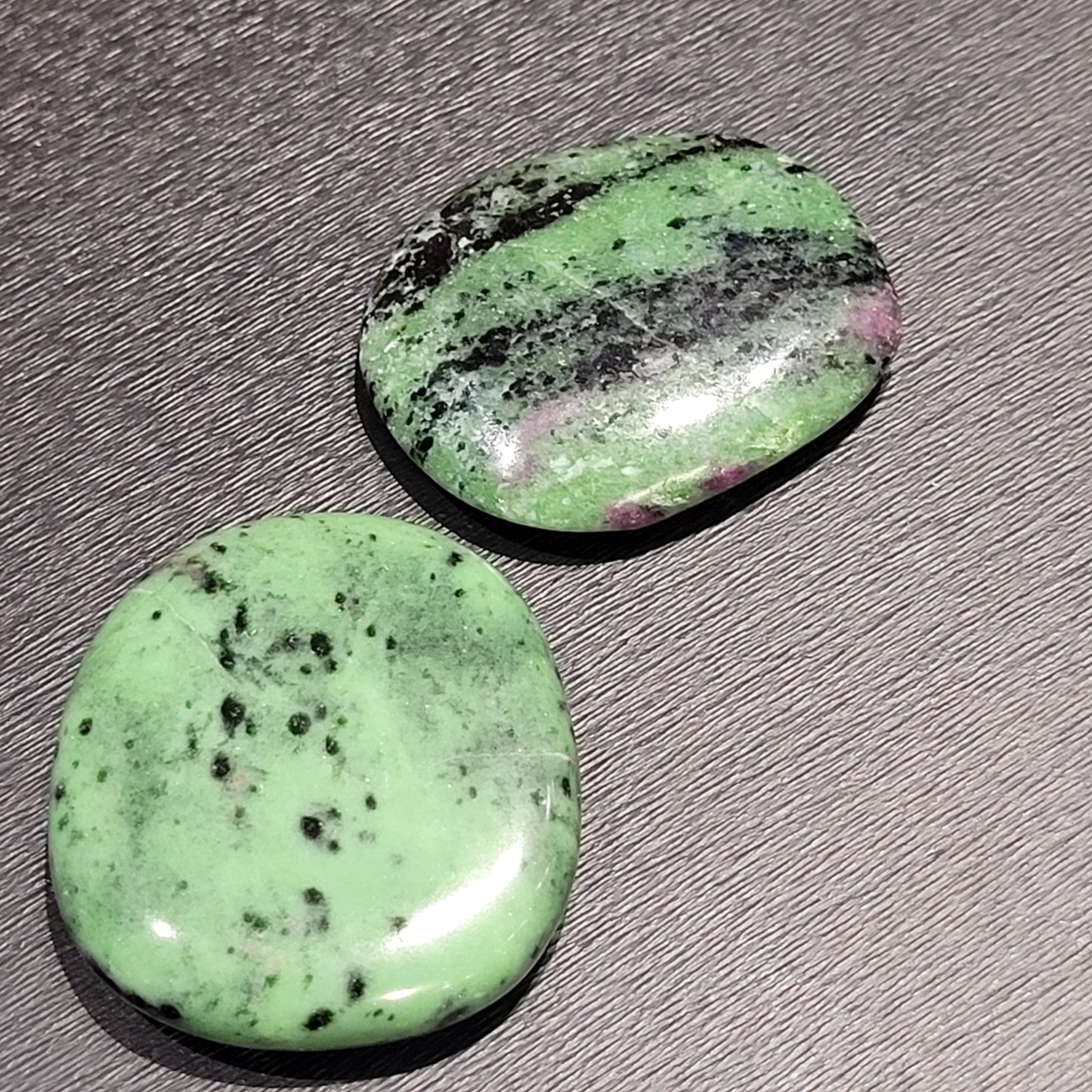 Rubis Zoïsite – Pierre plate