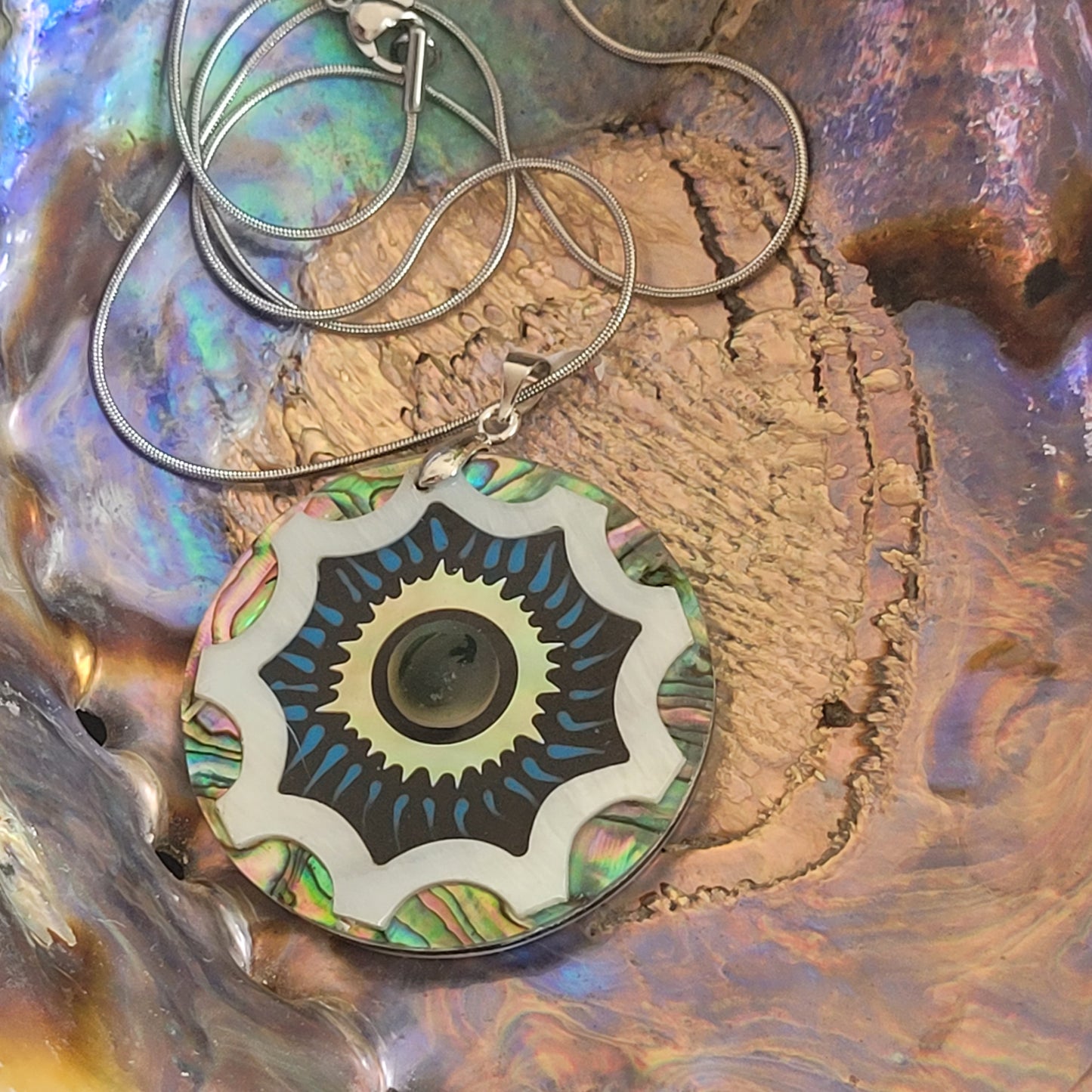 Collier Nacre multicolore – Pendentif rond 4 cm, chaîne argentée inoxydable