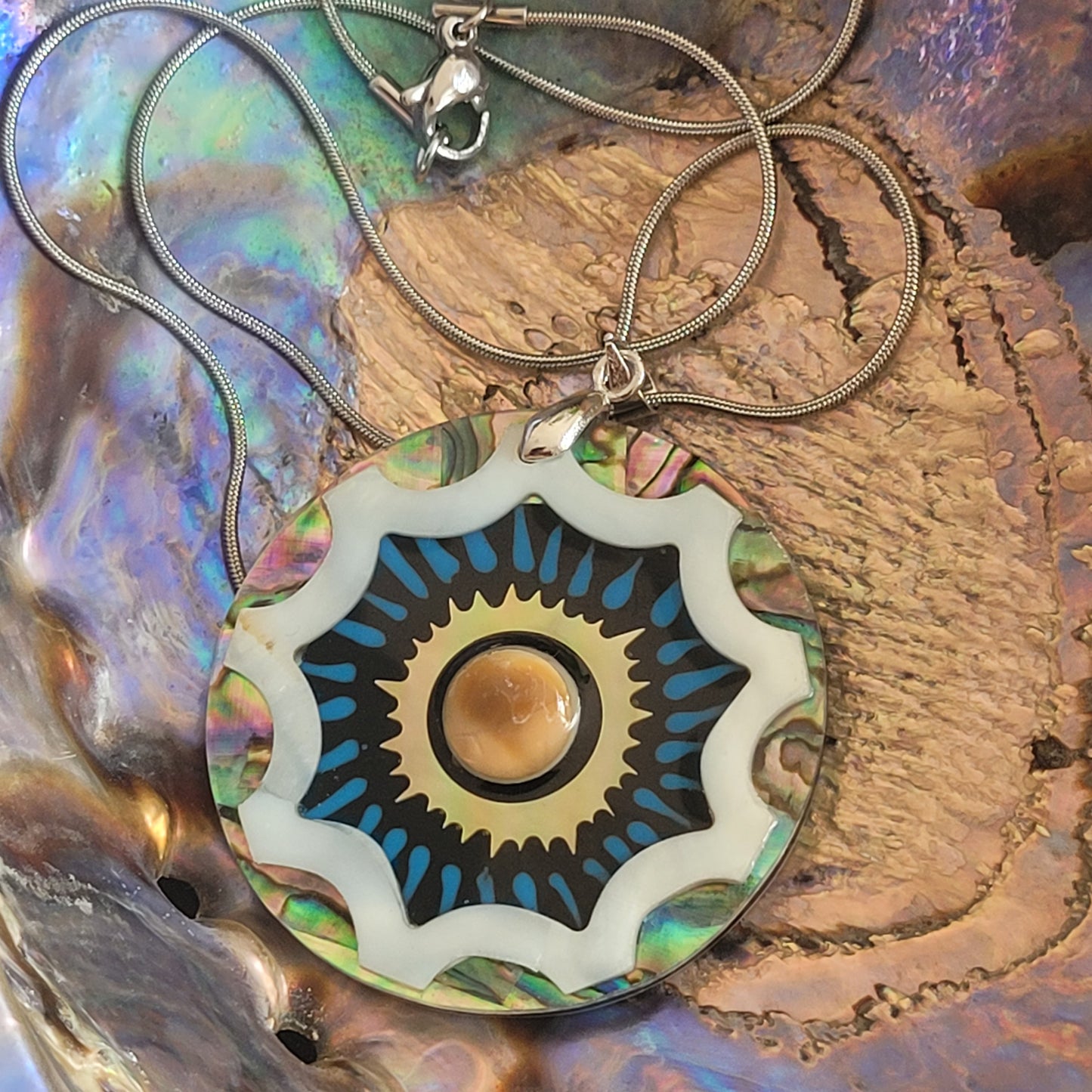 Collier Nacre multicolore – Pendentif rond 4 cm, chaîne argentée inoxydable