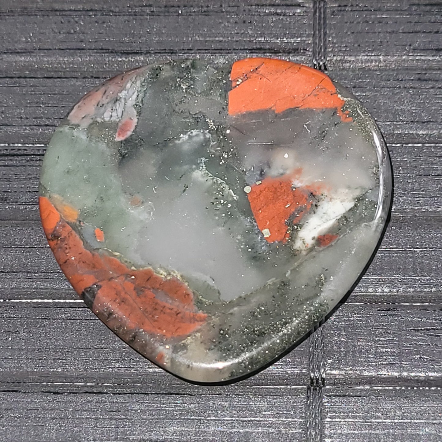 Cœur plat en Jaspe Héliotrope – Pierre anti-stress 4 cm