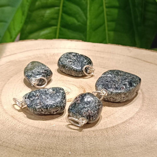 Pendentif Séraphinite – Pierre naturelle de guérison et d’élévation