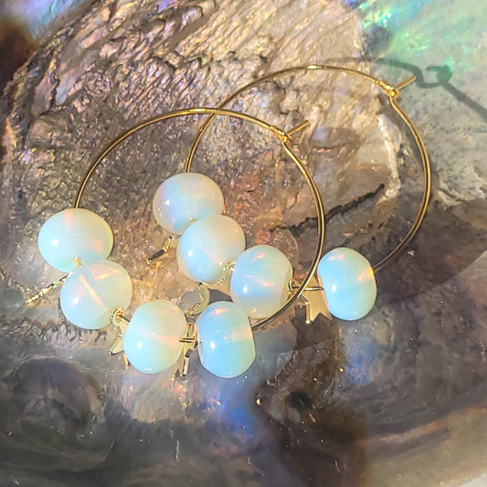 Opaline & Étoiles Dorées – Boucles d’oreilles créoles artisanales
