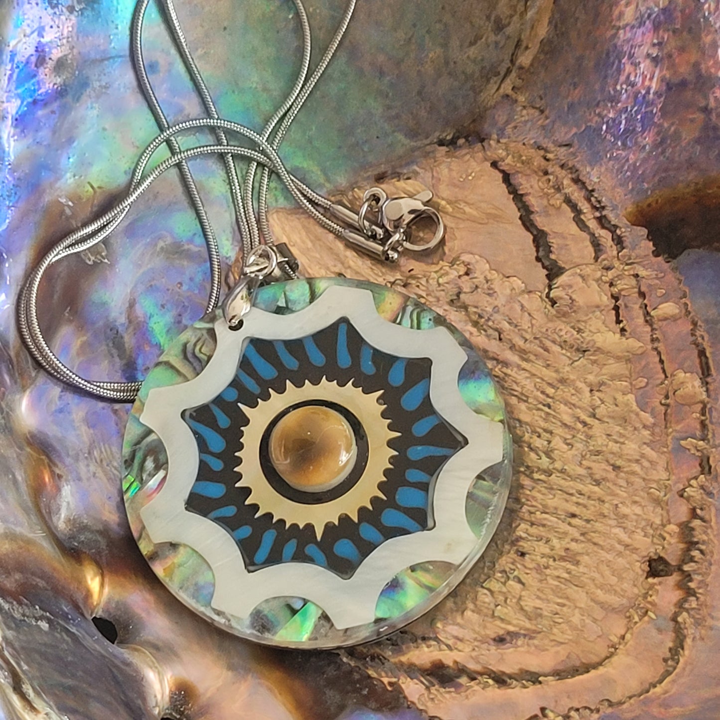 Collier Nacre multicolore – Pendentif rond 4 cm, chaîne argentée inoxydable