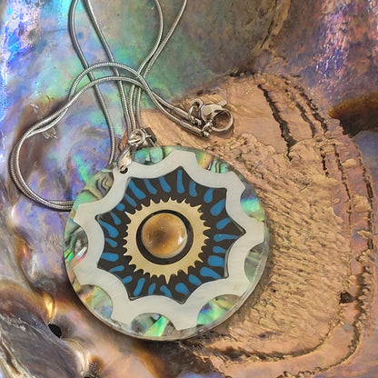 Collier Nacre multicolore – Pendentif rond 4 cm, chaîne argentée inoxydable