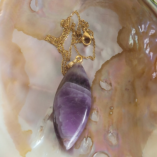 Collier Améthyste Chevron – Pendentif pierre naturelle 5 cm, chaîne dorée inoxydable