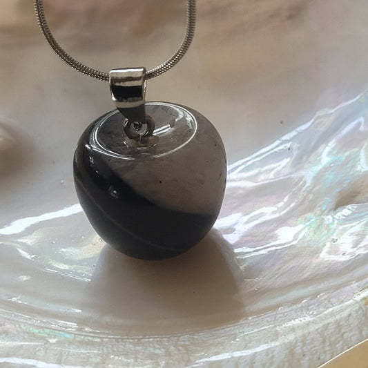 Collier Agate – Pendentif pomme 1,5 cm, chaîne argentée inoxydable