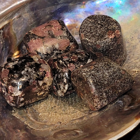 Spinelle Noire – Pierre polie