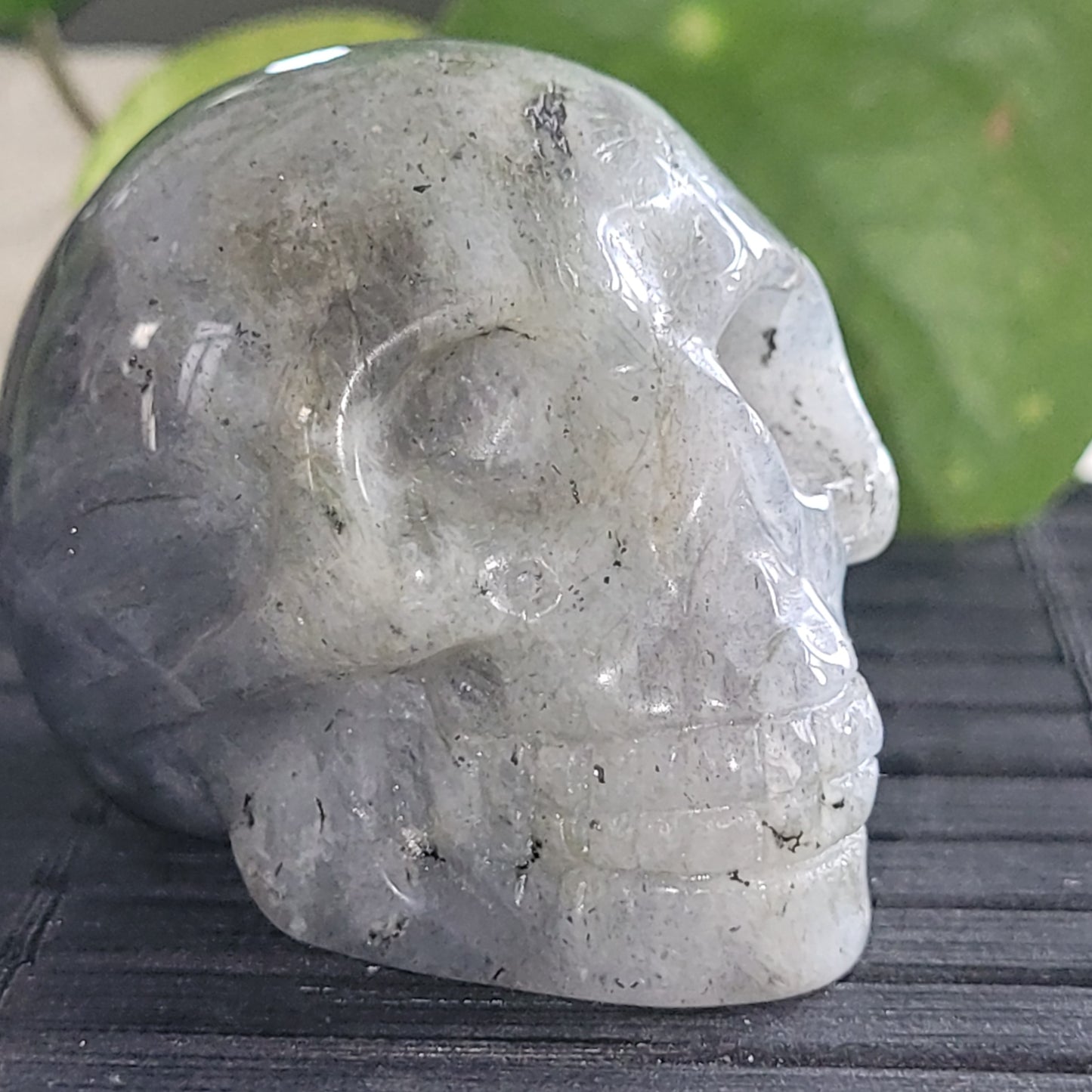 Crâne en Labradorite – Sculpture en pierre naturelle