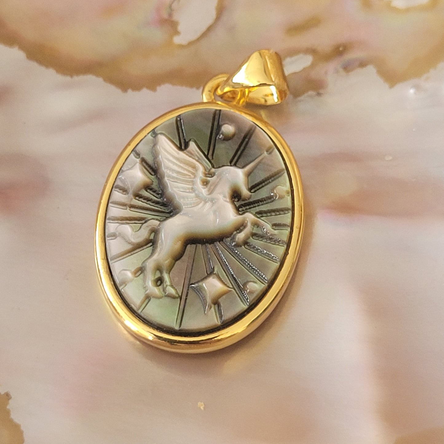 Pendentif Pégase – Nacre noire sculptée main, monture dorée