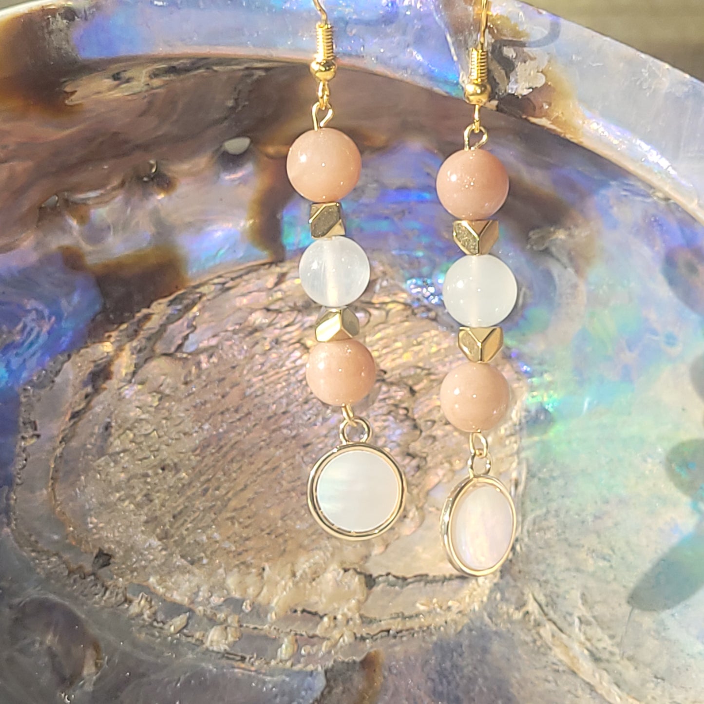 Pierre du Soleil, Pierre de Lune & Nacre – Boucles d’oreilles artisanales