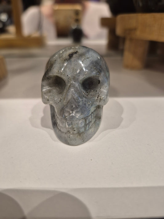 Crâne en Labradorite – Sculpture en pierre naturelle