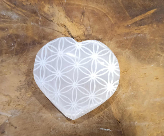 Fleur de Vie en Sélénite – Cœur gravé